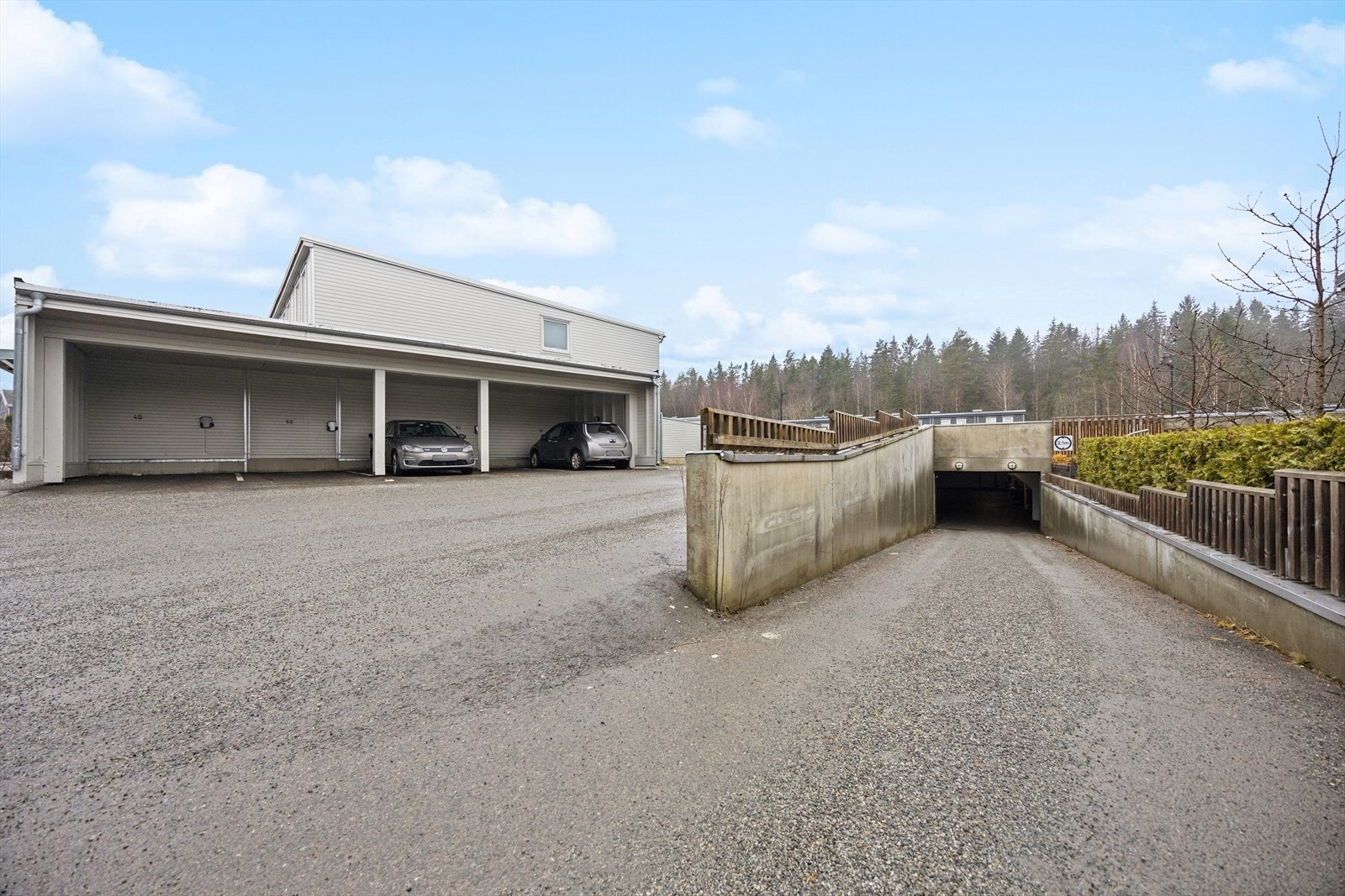 Innkjørsel til garasjeanlegget. Galleribilde