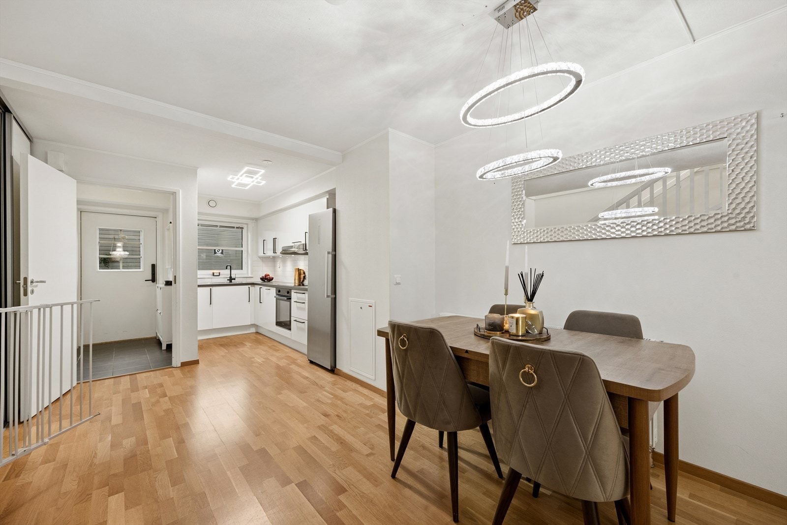 Mellom kjøkken og stue er det god plass til spisebord, som danner et naturlig samlingspunkt for hele familien. Galleribilde