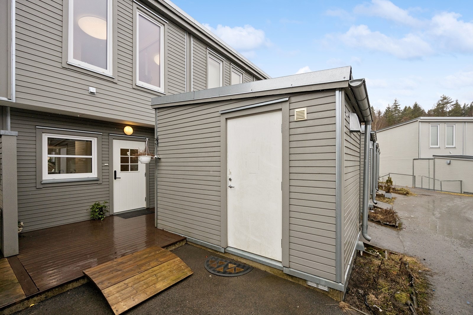 Boligen har et hyggelig inngangsparti med en platting på fremsiden, samt en praktisk utvendig bod på ca. 6 kvm. Galleribilde