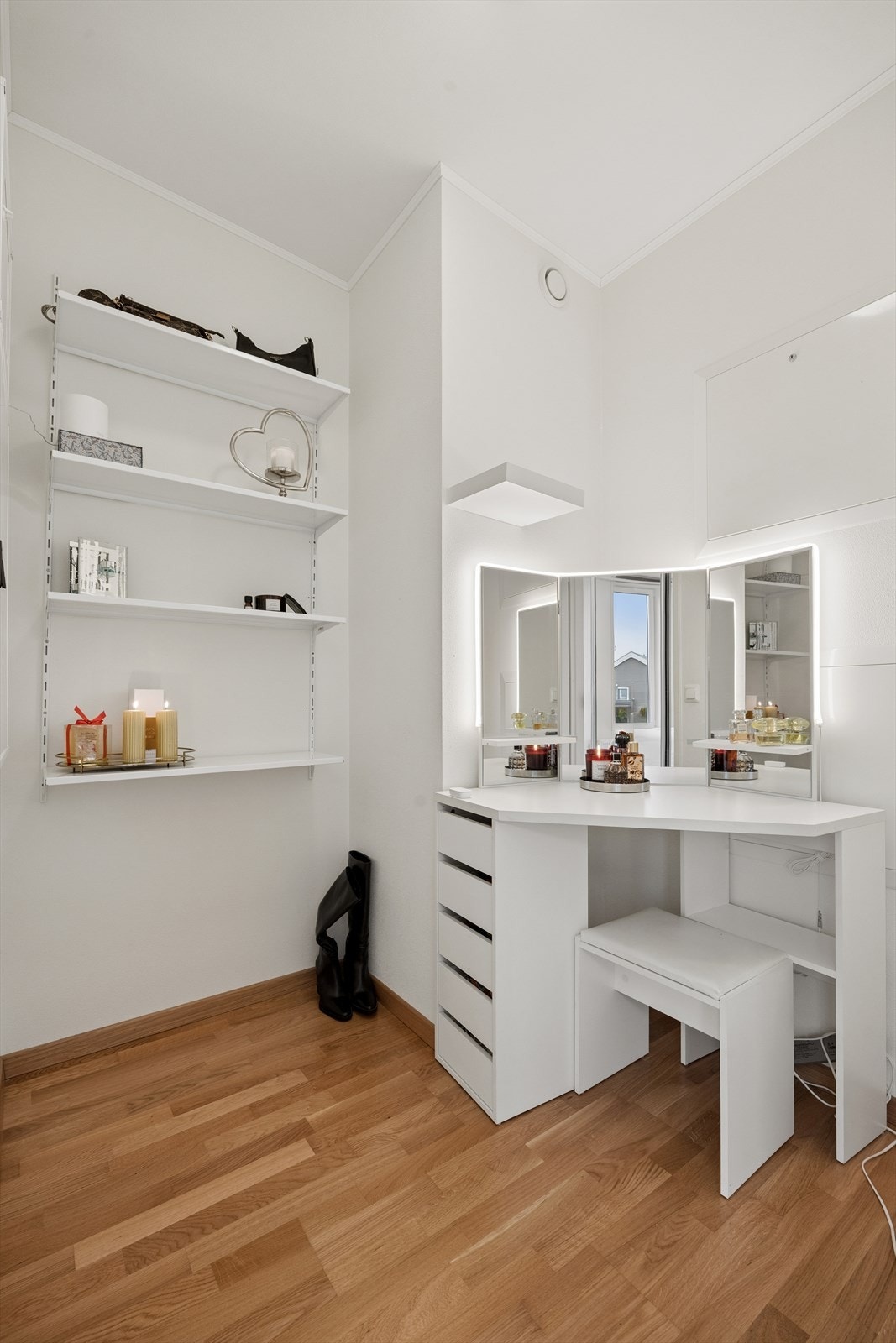 I tilknytning til hovedsoverommet finnes en innvendig bod med god plass til å innrede med for eksempel garderobeskap. Galleribilde