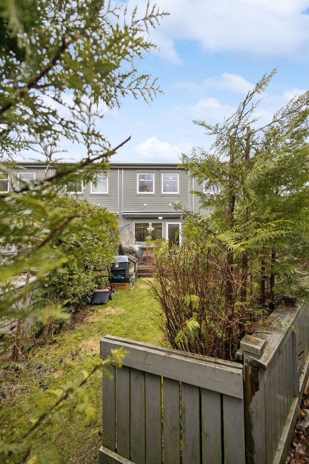 Tre trinn ned til hage med utgang gjennom gjerdet med port. Galleribilde