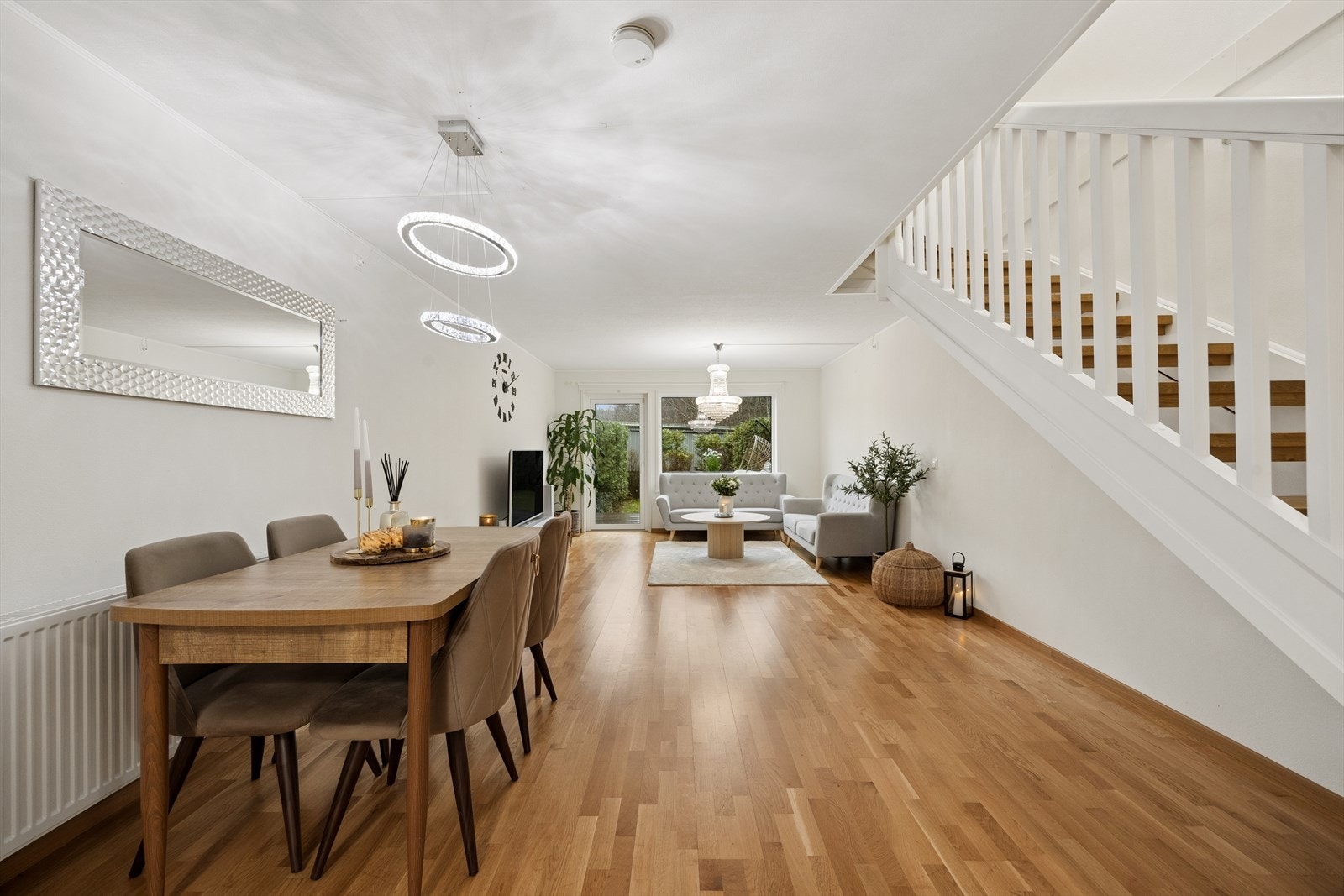 Boligen har en lys og romslig stue med gode møbleringsmuligheter. Galleribilde