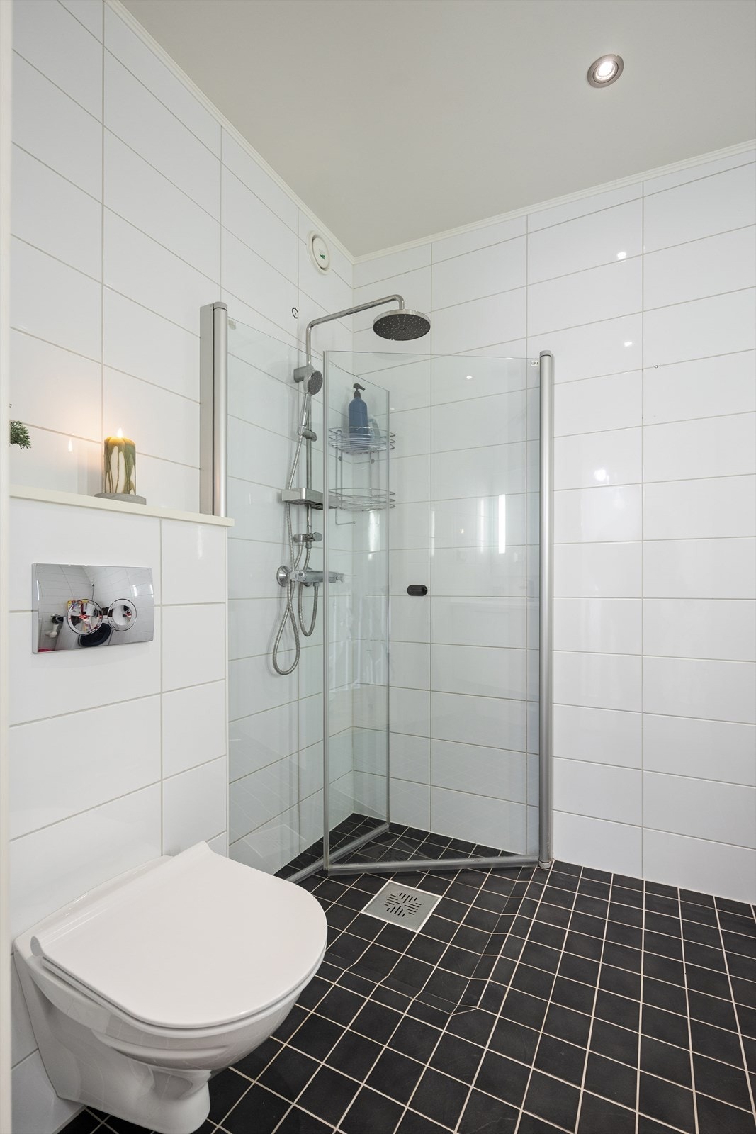 Innredningen består av en servant med underskuffer, speil med integrert belysning og vegghengt toalett med skjult sisterne. Galleribilde