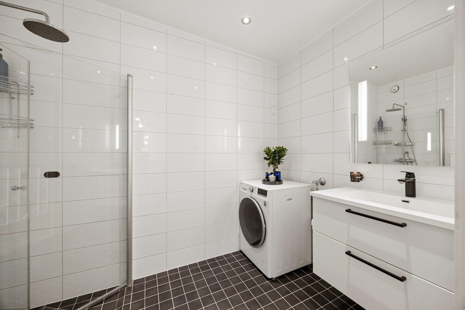 Baderommet er stilrent og av god størrelse. Galleribilde