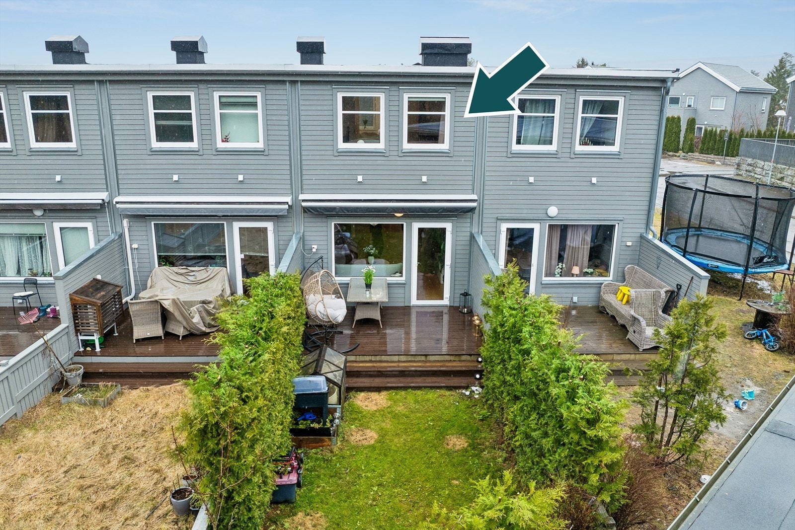 Et innbydende og moderne rekkehus over to plan fra 2015, beliggende i et rolig og svært attraktivt boligstrøk på Bjørndal. Galleribilde