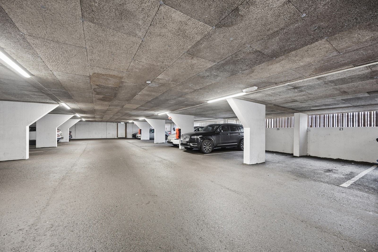 Boligen disponerer en parkeringsplass i lukket garasjeanlegg med elektronisk portåpner. Galleribilde