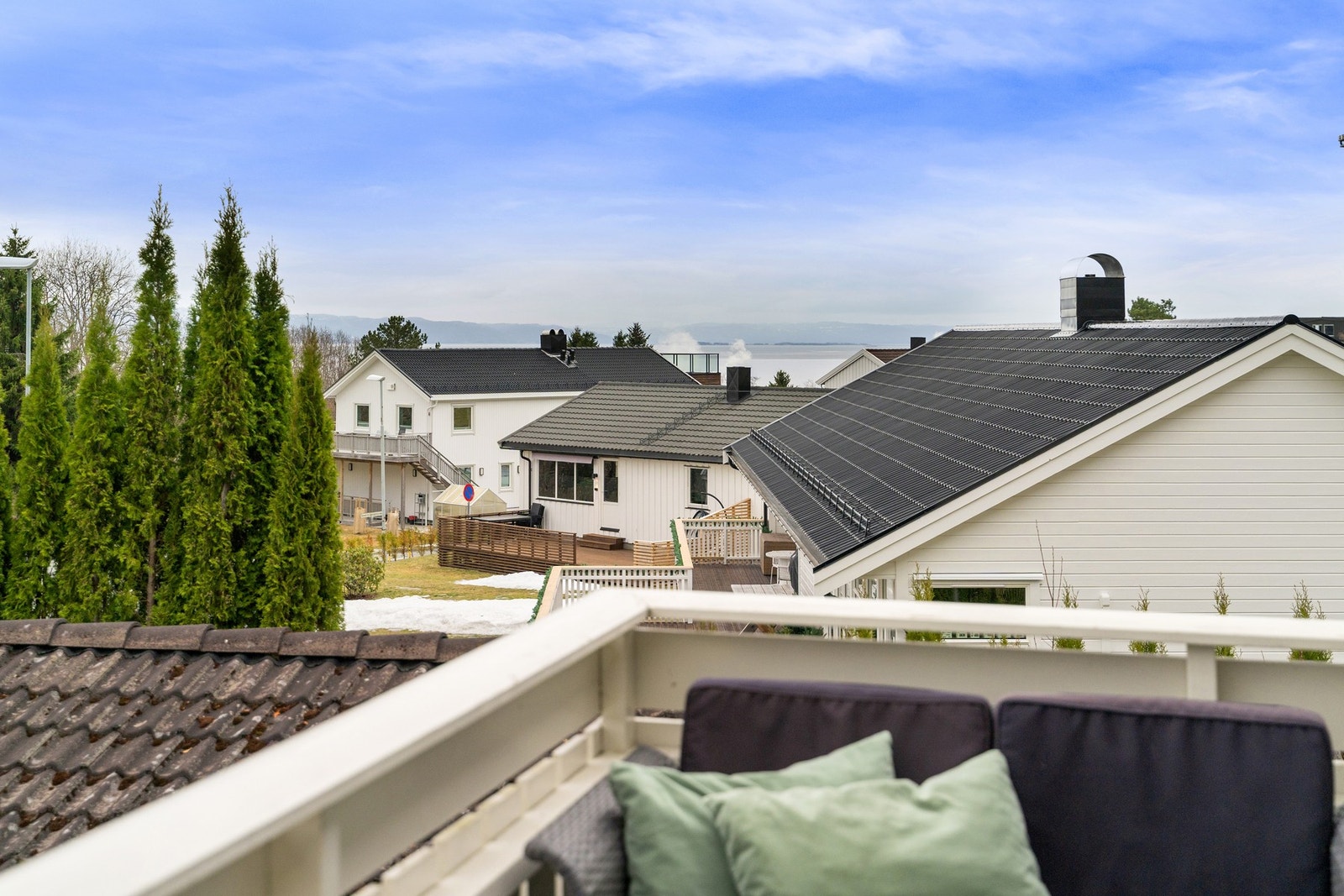 Fra balkongen kan man også skimte Trondheimsfjorden over hustakene. Galleribilde