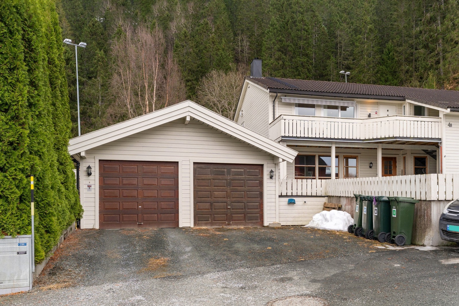 Boligen disponerer 1 garasjeplass m/elbillader installert i 2023 samt en utvendig oppstillingsplass. Galleribilde