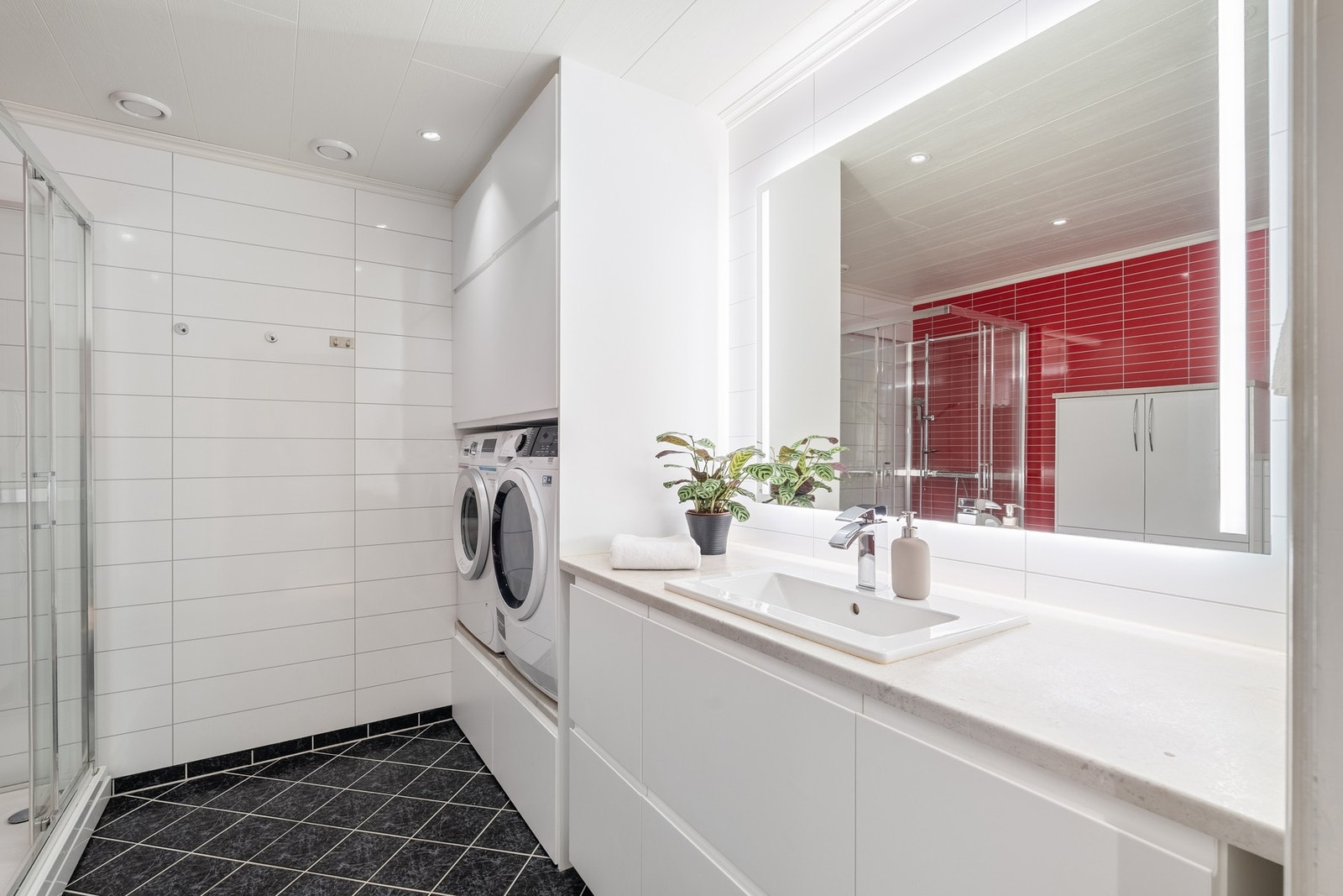 Av utstyr finne bl.a. dusjkabinett, kran og avløp for vaskemaskin og tørketrommel, samt servant nedfelt i benkeplate med underskap. Galleribilde