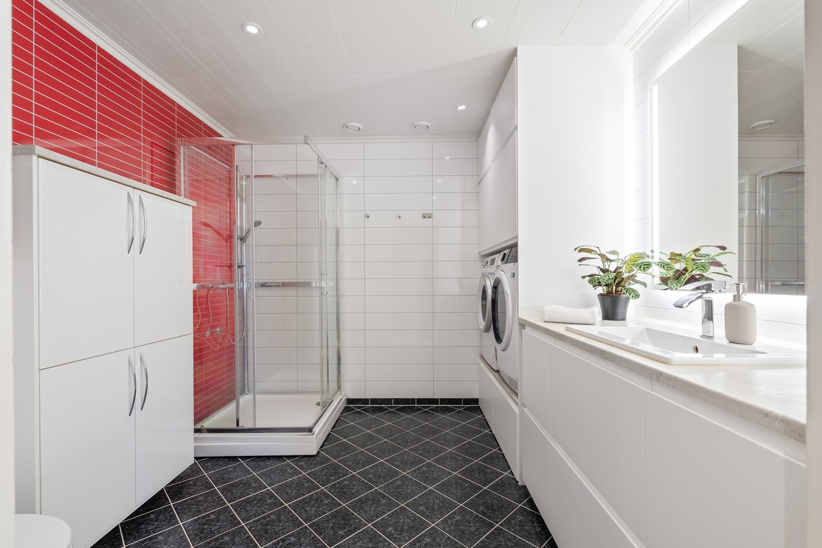 Lyst, pent og stort bad fra 2010 med ny innredning fra 2018. Galleribilde