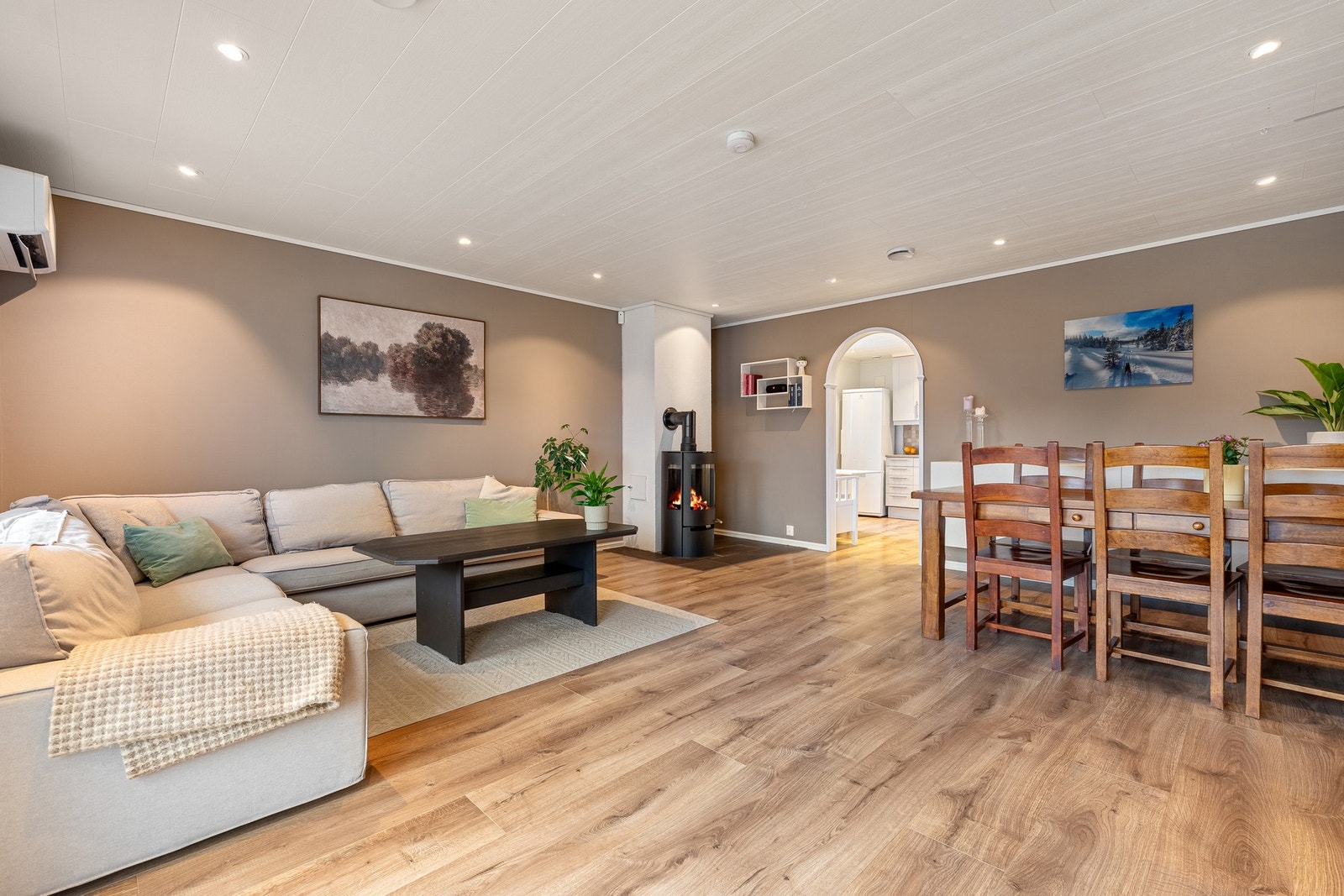 Nå har du muligheten til å sikre deg denne flotte 1/4-parten beliggende i et svært rolig, men samtidig sentralt boområde på Ranheim. Galleribilde