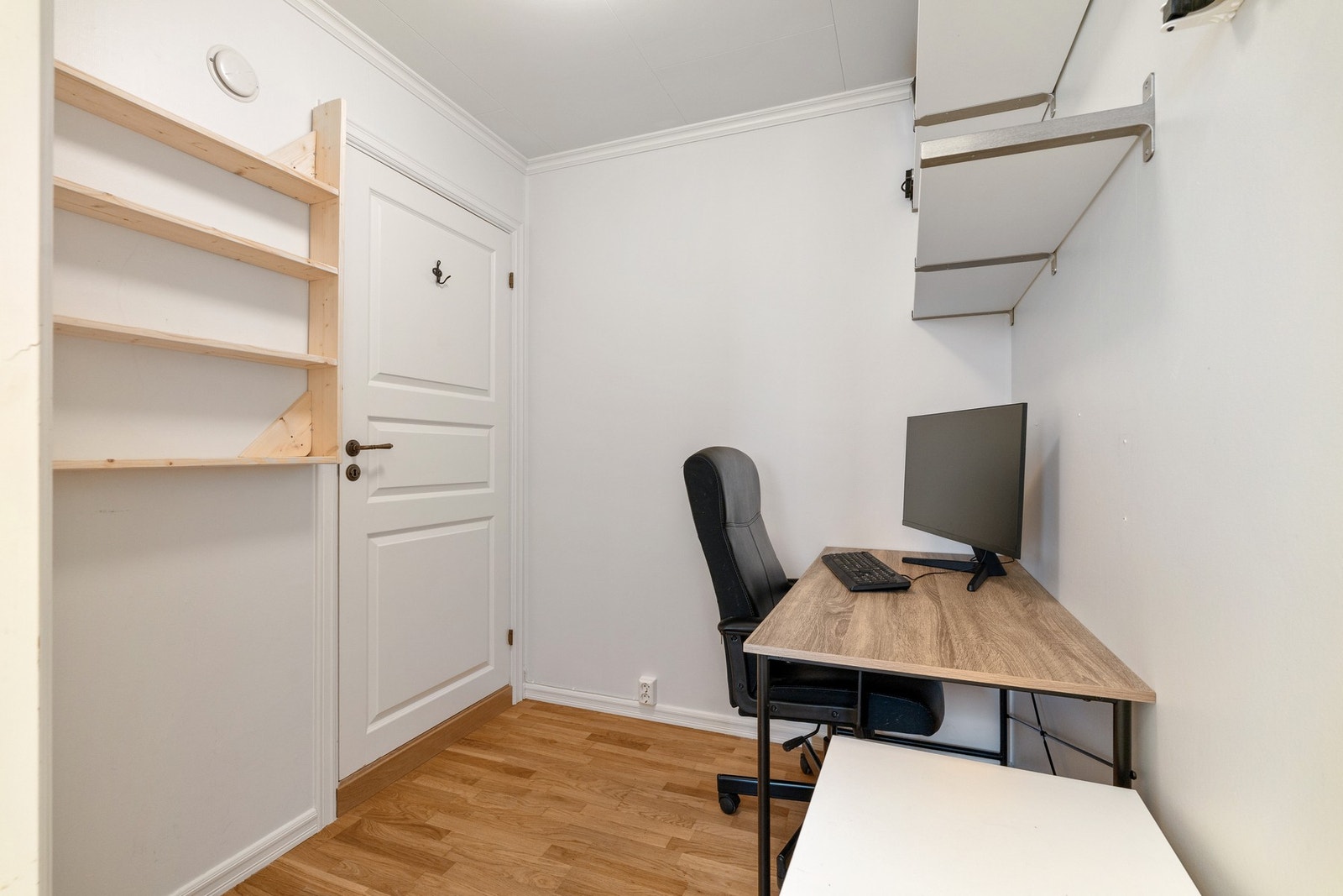 Ved siden av kjøkkenet har man også 2 boder på 3,9m² og 3m². (Den største boden benyttes i dag som kontor, men oppfyller ikke krav til varig opphold og er ikke omsøkt og godkjent). Galleribilde
