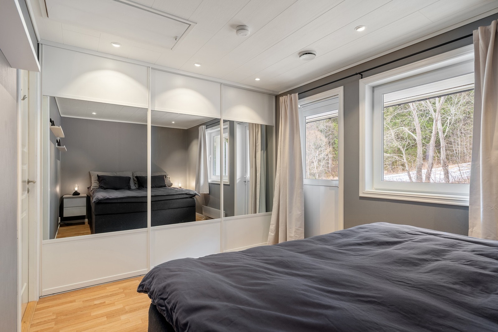 Rommet er i tillegg utstyrt med en romslig skyvedørsgarderobe og har luke m/stige opp til kaldloftet og utgang til egen balkong på 9m². Galleribilde