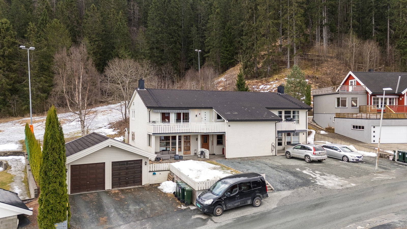 Oversiktsbilde av eiendommen. 4-mannsboligen ble oppført i 1990. Galleribilde