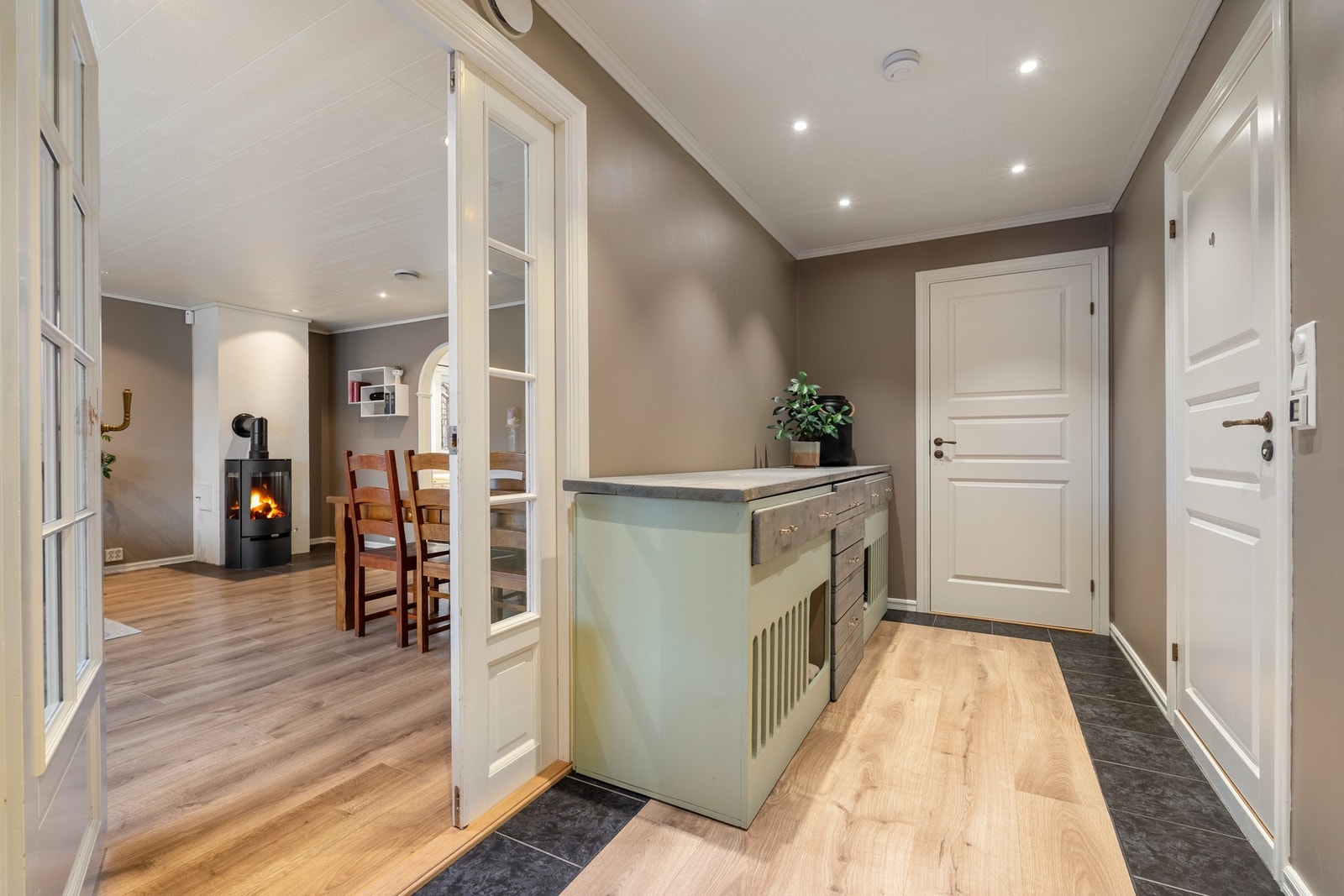 Stor og fin gang med god oppbevaringsplass og naturlig forbindelse videre til boligens 2 soverom, bad og entré. Galleribilde