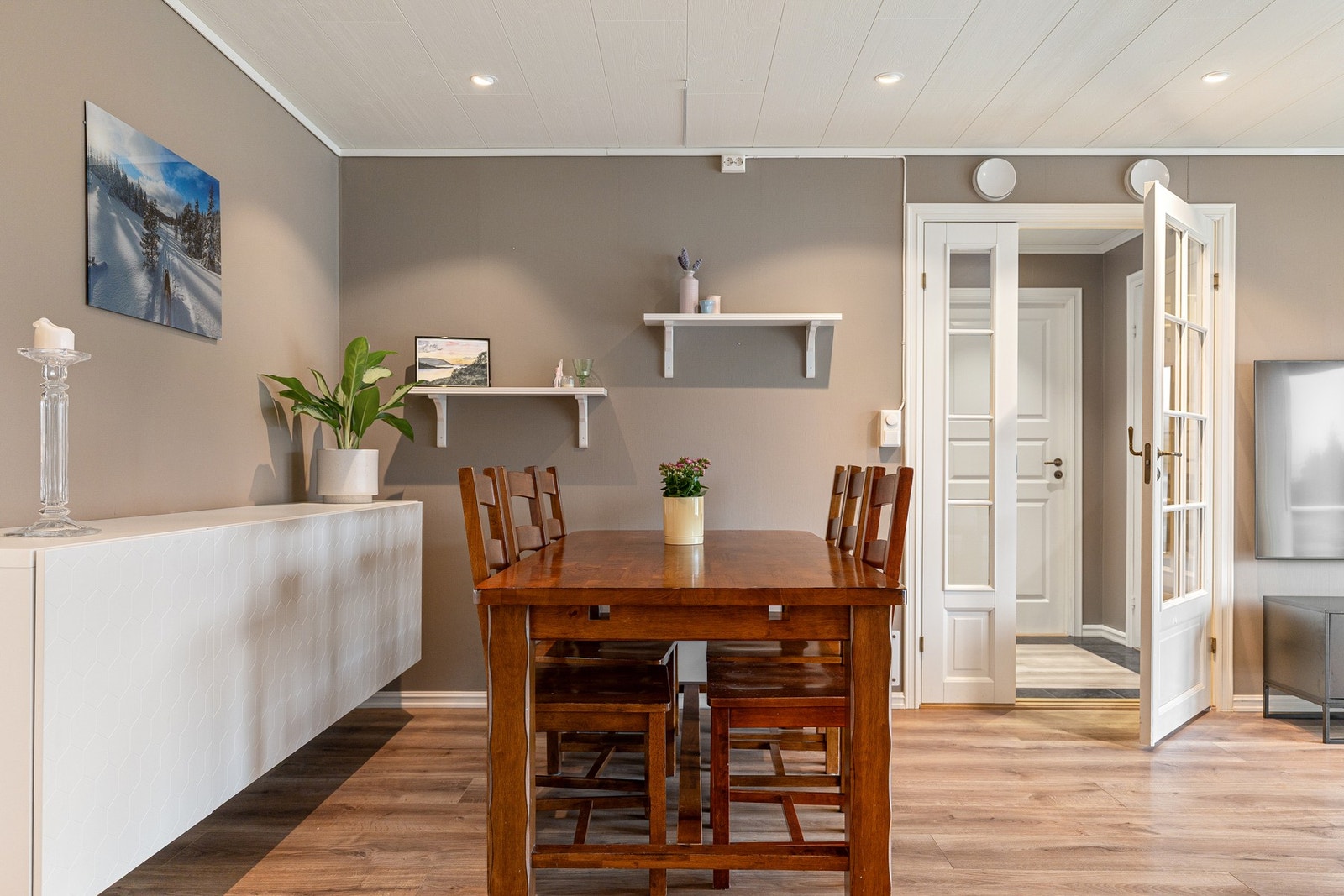 Spiseseksjon finner sin naturlige plassering på den romslige stuen. Galleribilde