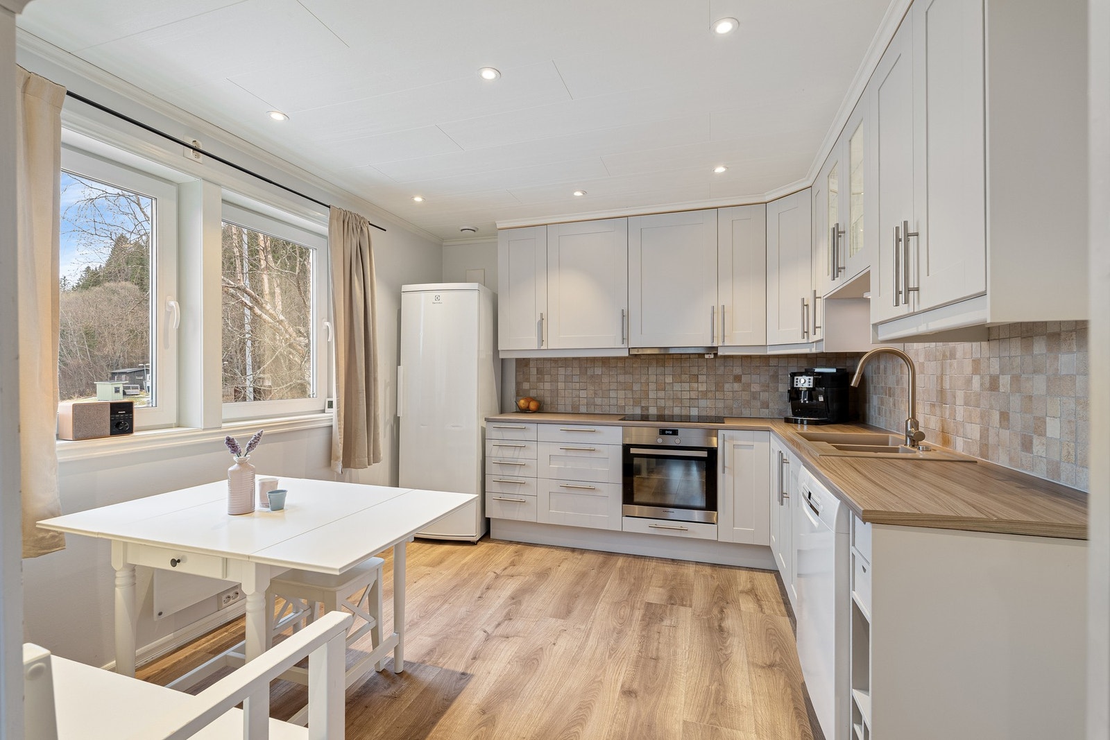 Lyst og romslig kjøkken på 11,1m². Galleribilde