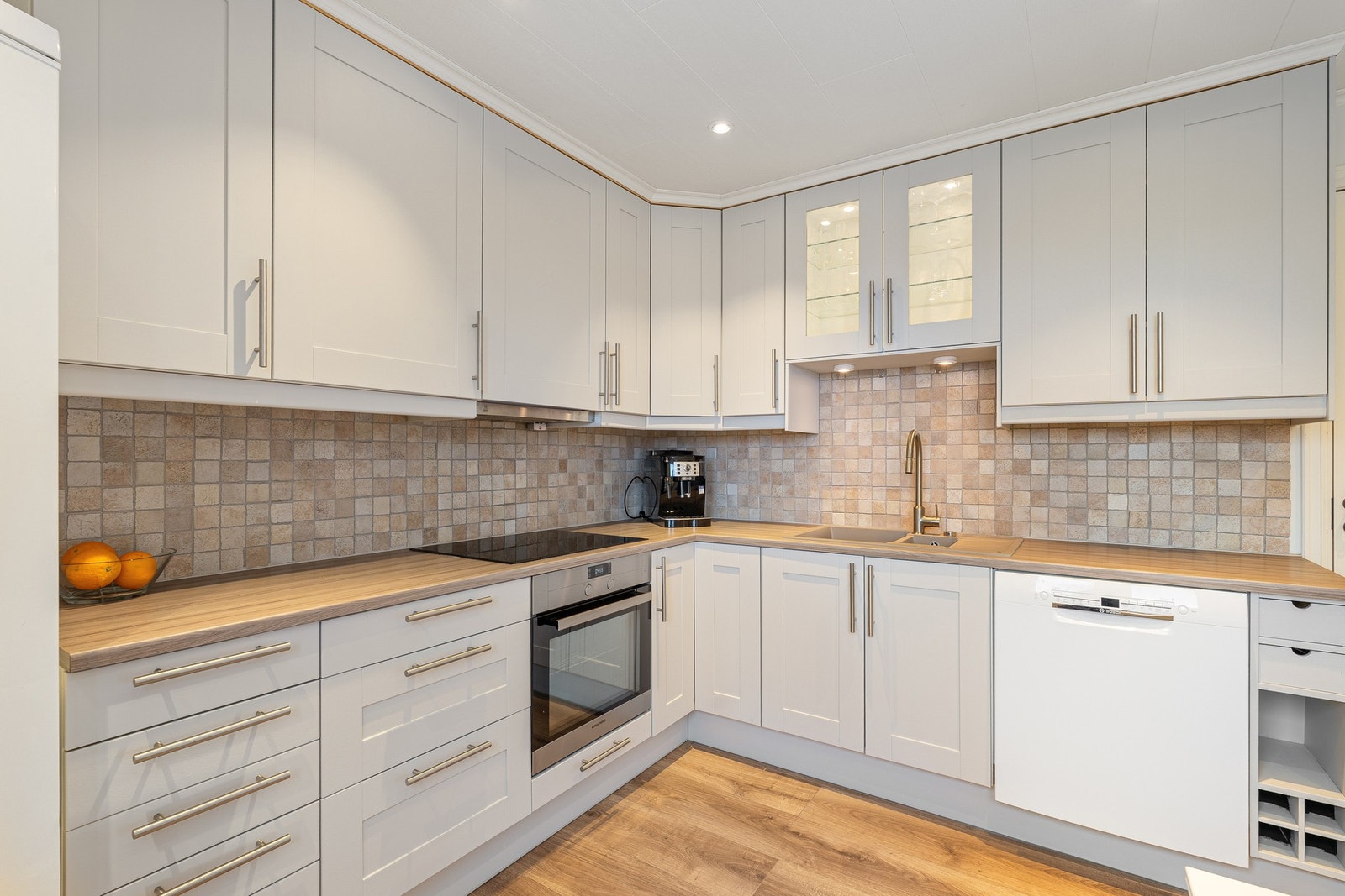 Her får du rikelig med skap- og benkeplass. Galleribilde