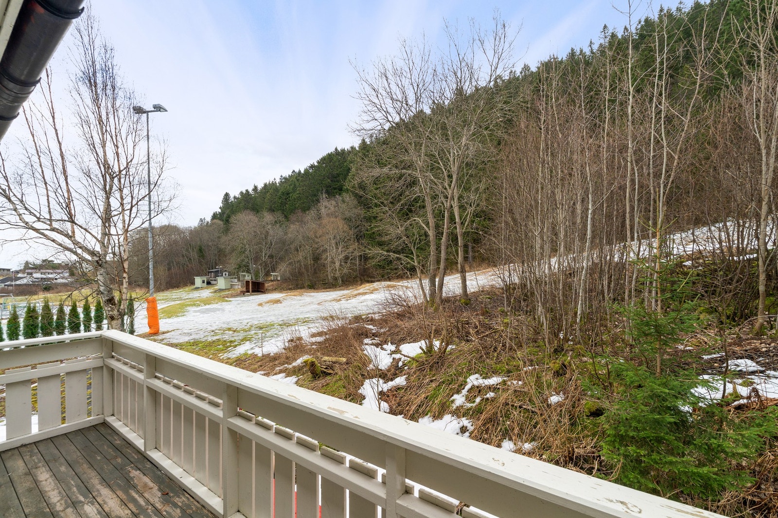 Balkongen vender mot baksiden av huset. Galleribilde