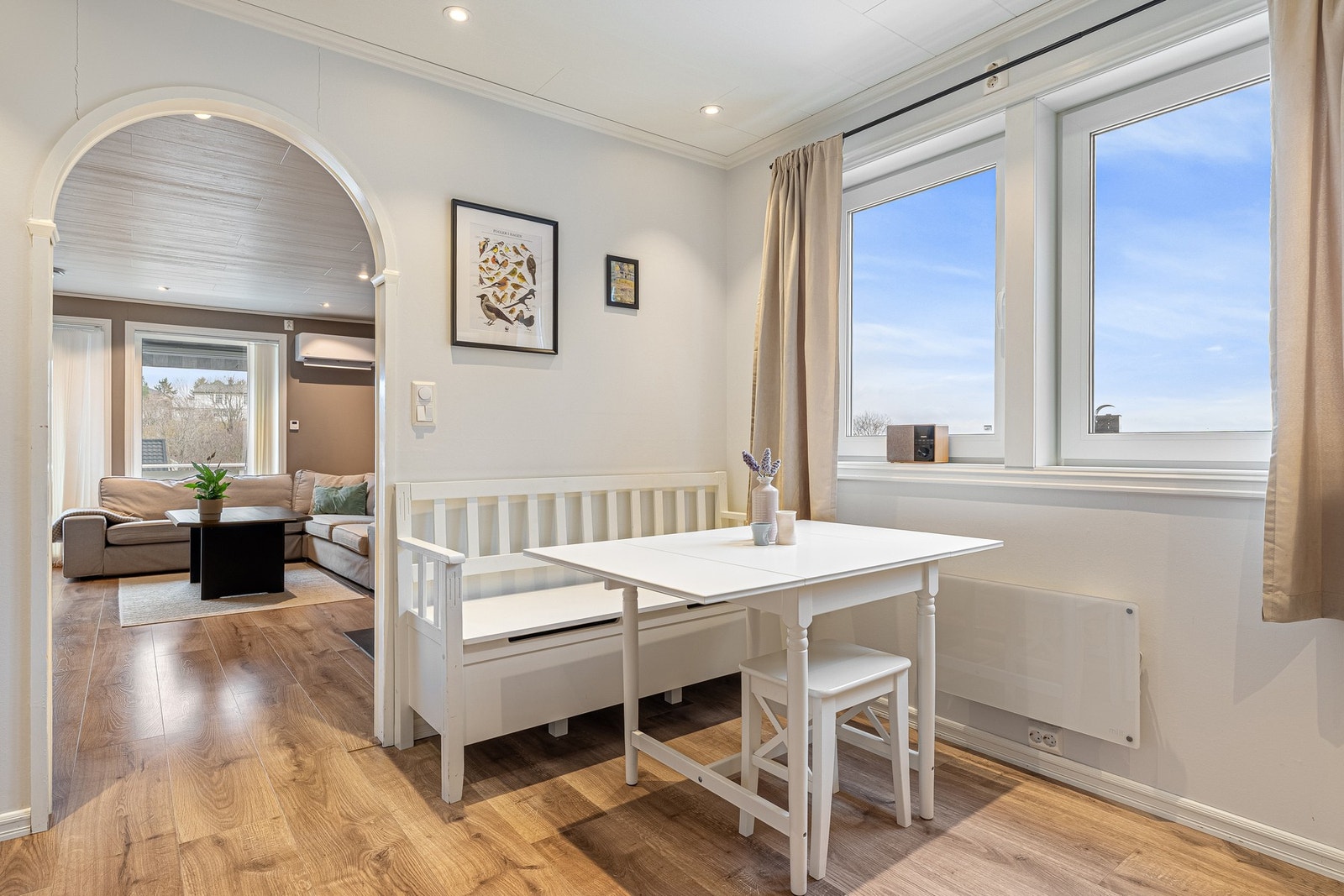 Det romslige kjøkkenet gir plass til enda en spiseseksjon. Galleribilde