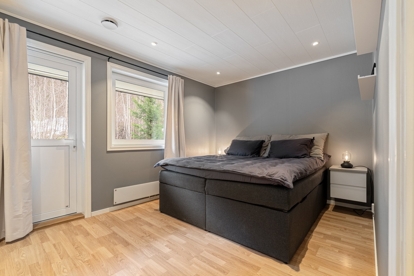 Det største soverommet er på 13,4m² og har god plass til ønsket soveromsmøblement. Galleribilde