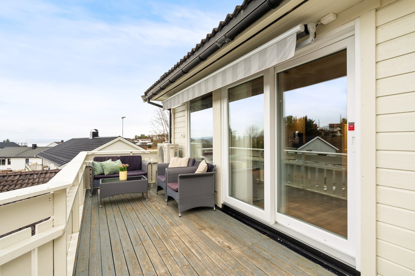 Balkongen vender nord-vest og byr på gode sol- og utsiktsforhold. Galleribilde