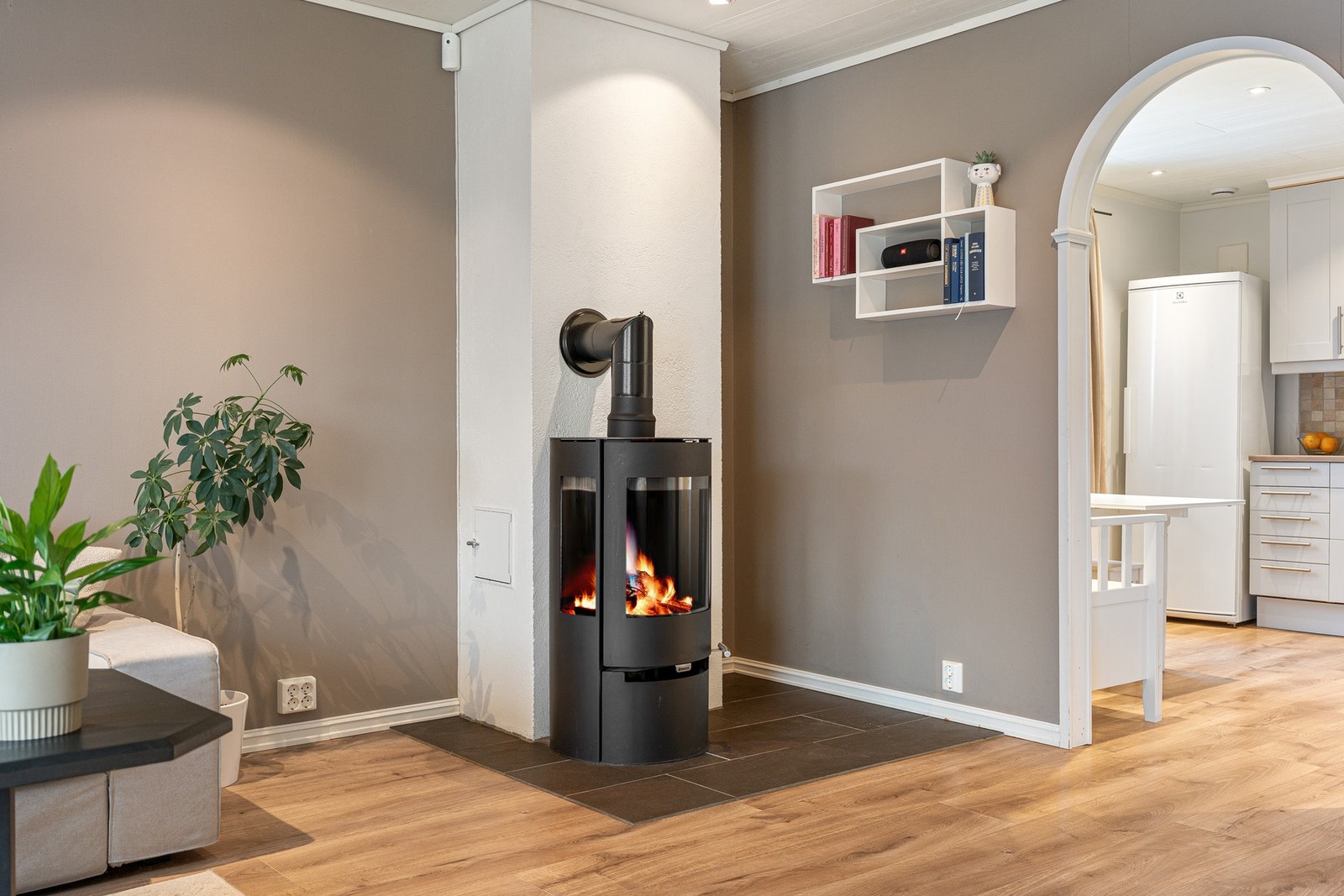 Av oppvarmingskilder finnes det både vedovn fra 2023, varmepumpe fra 2023 og elektriske varmekabler. Galleribilde