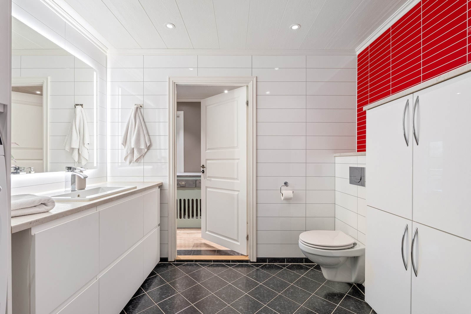 Man har også veggmontert WC, downlights i himling, flere skap for oppbefaring og et stort speil med integrert lys. Galleribilde