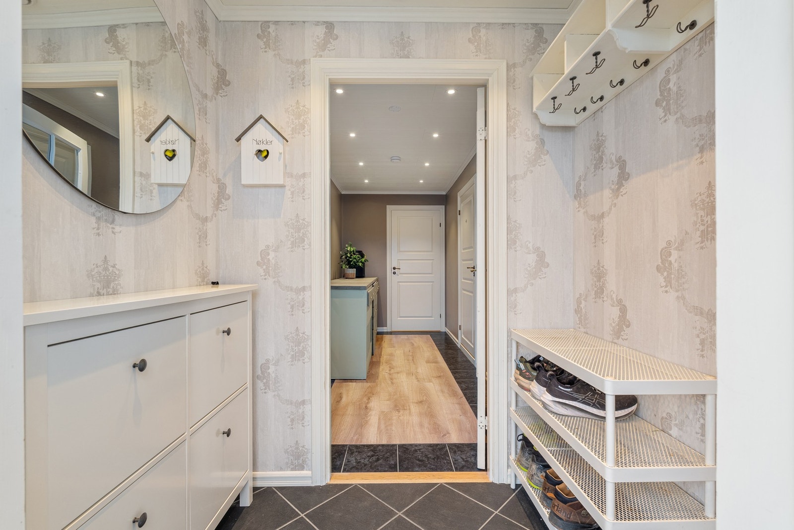 Innbydende entré med god plass til å henge fra seg klær og utstyr. Galleribilde