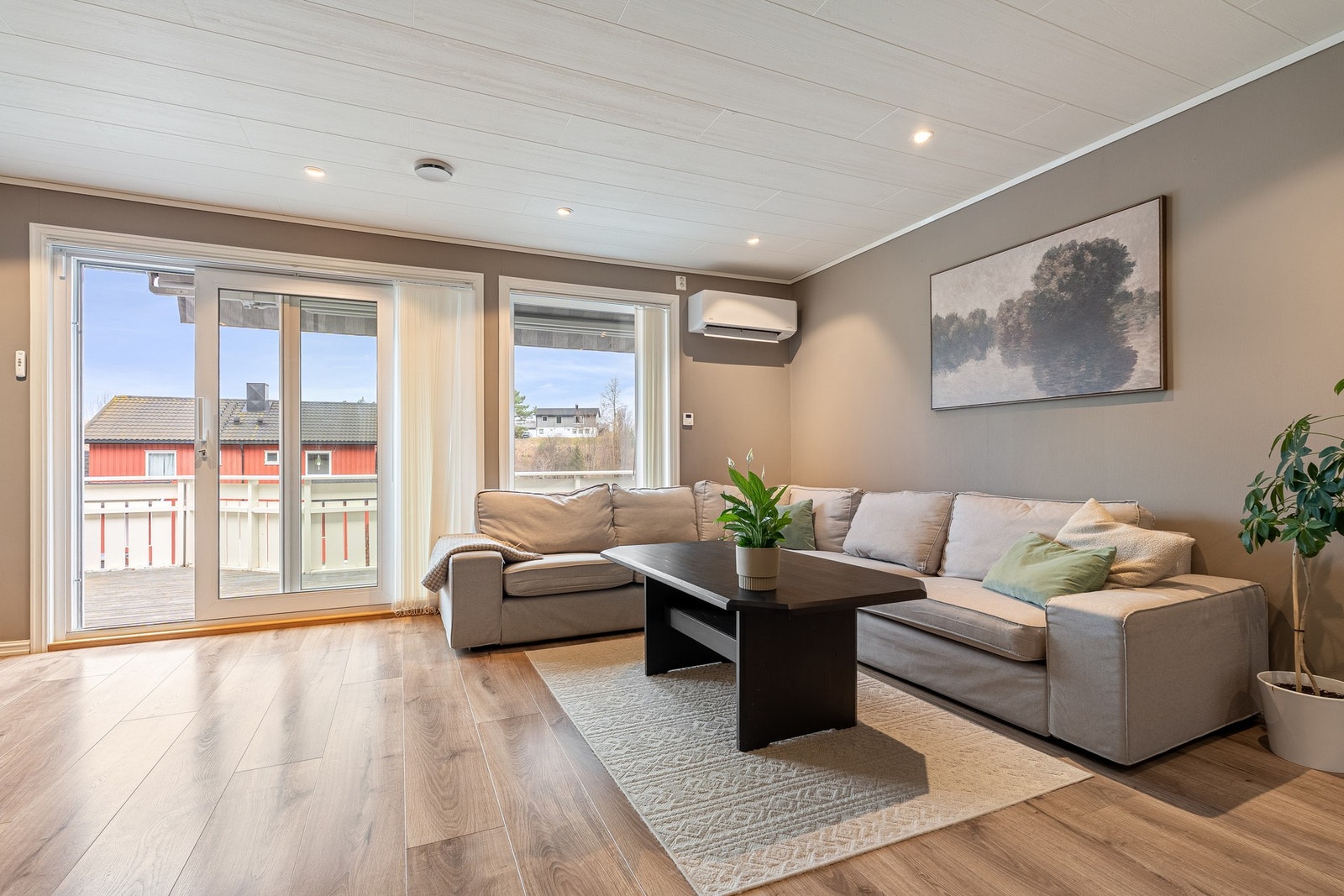 Fra stuen har du direkte utgang til en herlig balkong. Galleribilde