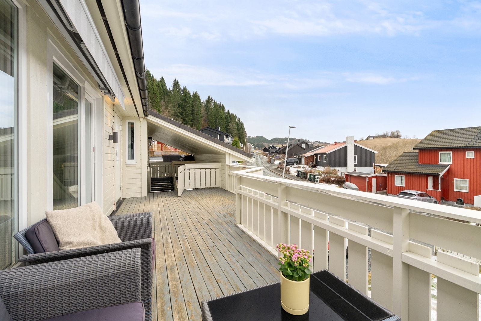 Uteplassen er også utstyrt med markise og har enkel adkomst både fra stuen og entréen. Galleribilde