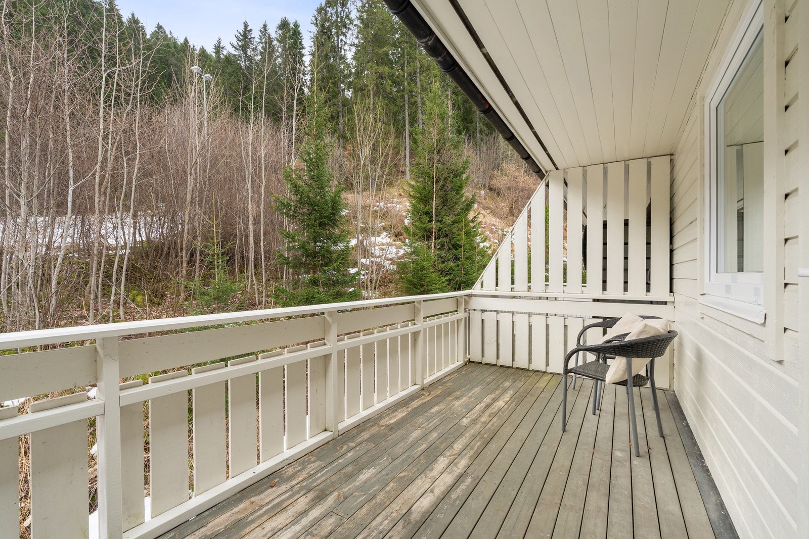 Her har man god plass til en koselig sittegruppe hvor man kan nyte morgen- og formiddagssolen på sommerstid. Galleribilde