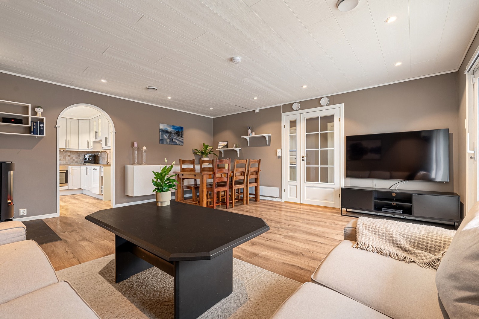 Her får du en romslig stue på hele 28,3m² med ypperlige møbleringsmuligheter. Galleribilde