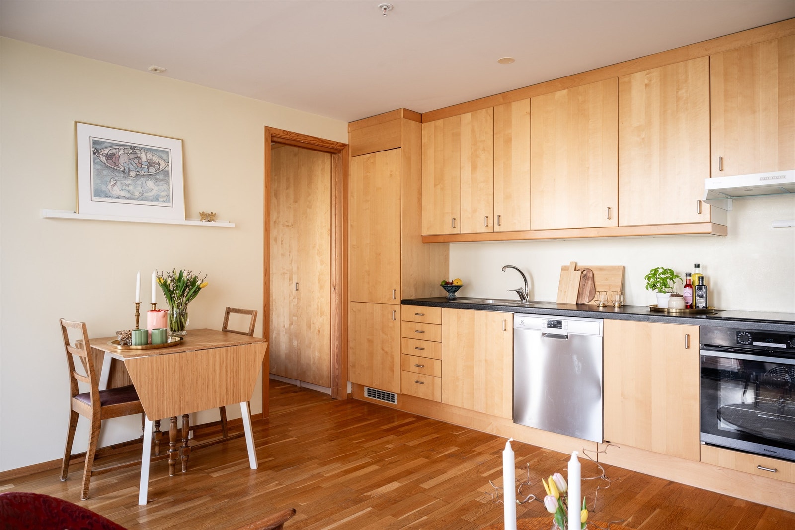 Kjøkken med oppvaskmaskin og stekeovn av nyere dato. Galleribilde