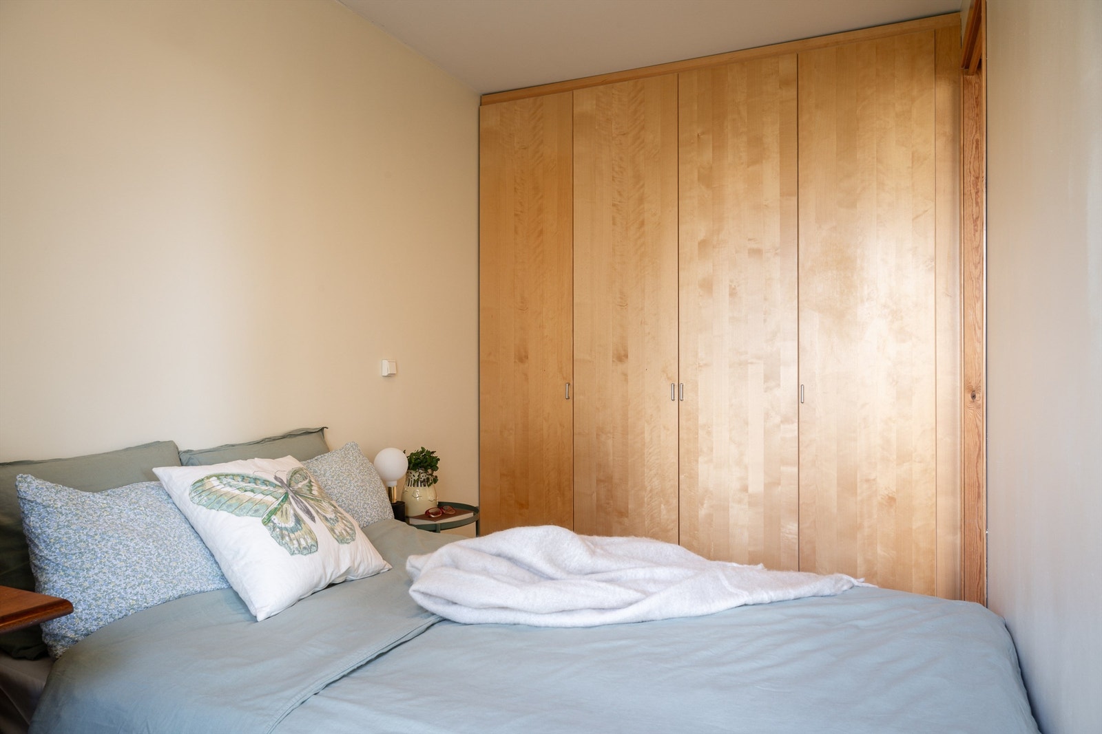 Soverommet har store garderobeskap med mye lagringsplass til klær og diverse. Galleribilde