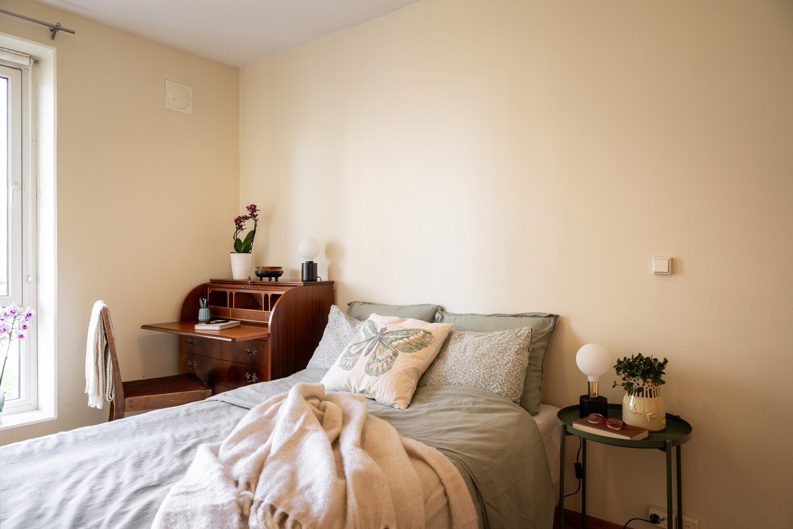 Leiligheten har et romslig soverom med plass til god seng og skrivebord. Galleribilde