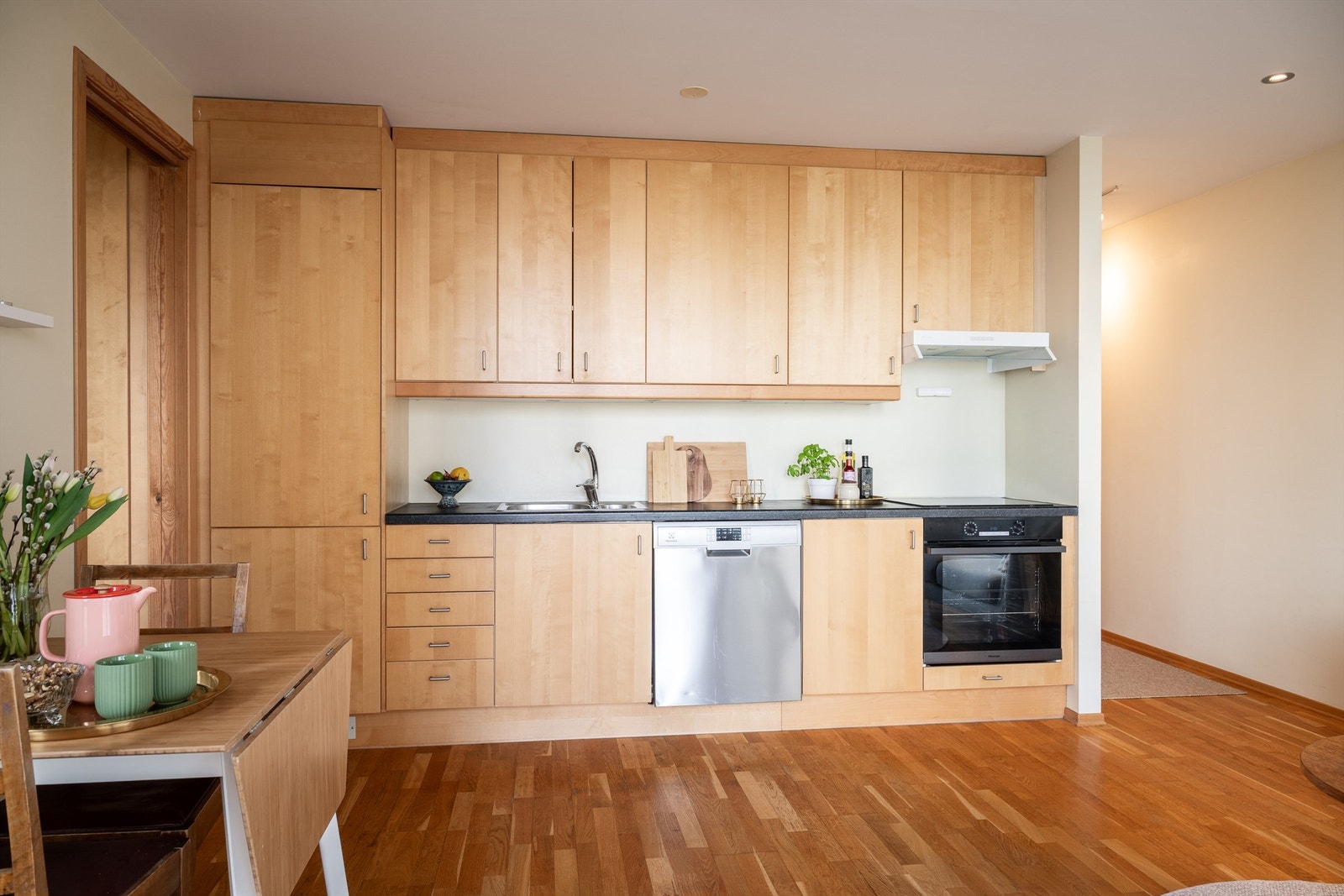 Kjøkkenet har godt med lagringsplass. Galleribilde