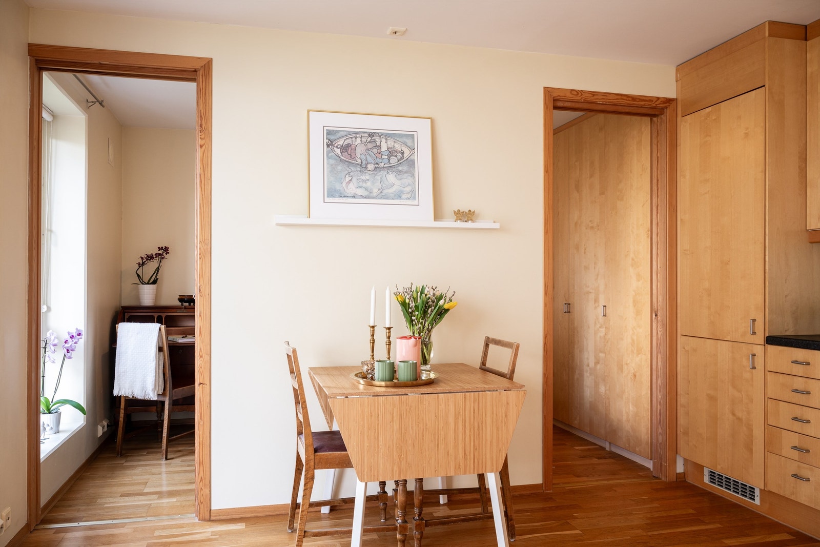 På kjøkkenet har du plass til spisegruppe. Galleribilde