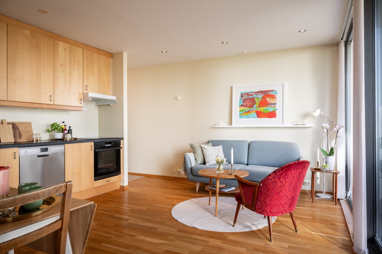 Åpen kjøkken/stue løsning med god plass til både spisegruppe og sofakrok. Galleribilde