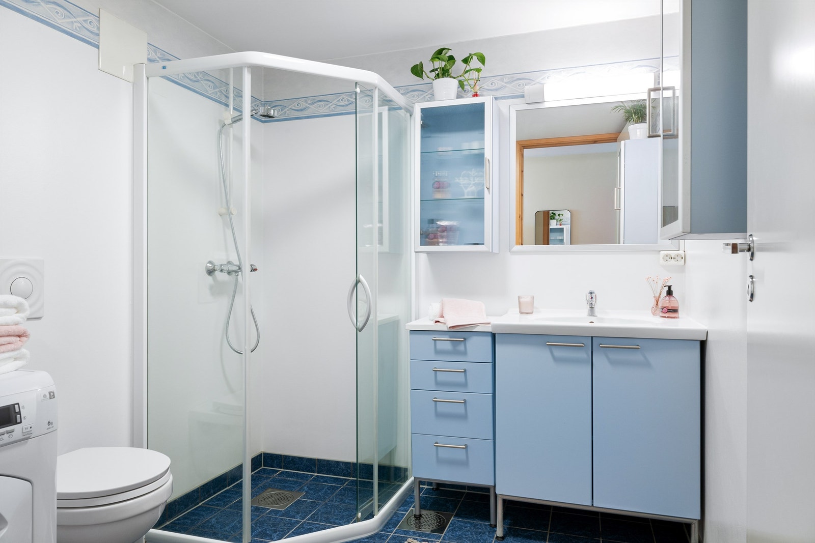 Badet har flislagt gulv med gulvvarme. Galleribilde