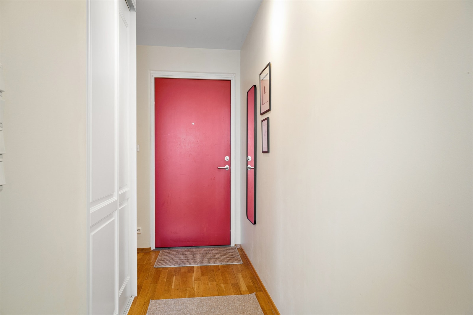 Entré med god oppbevaringsplass. Galleribilde