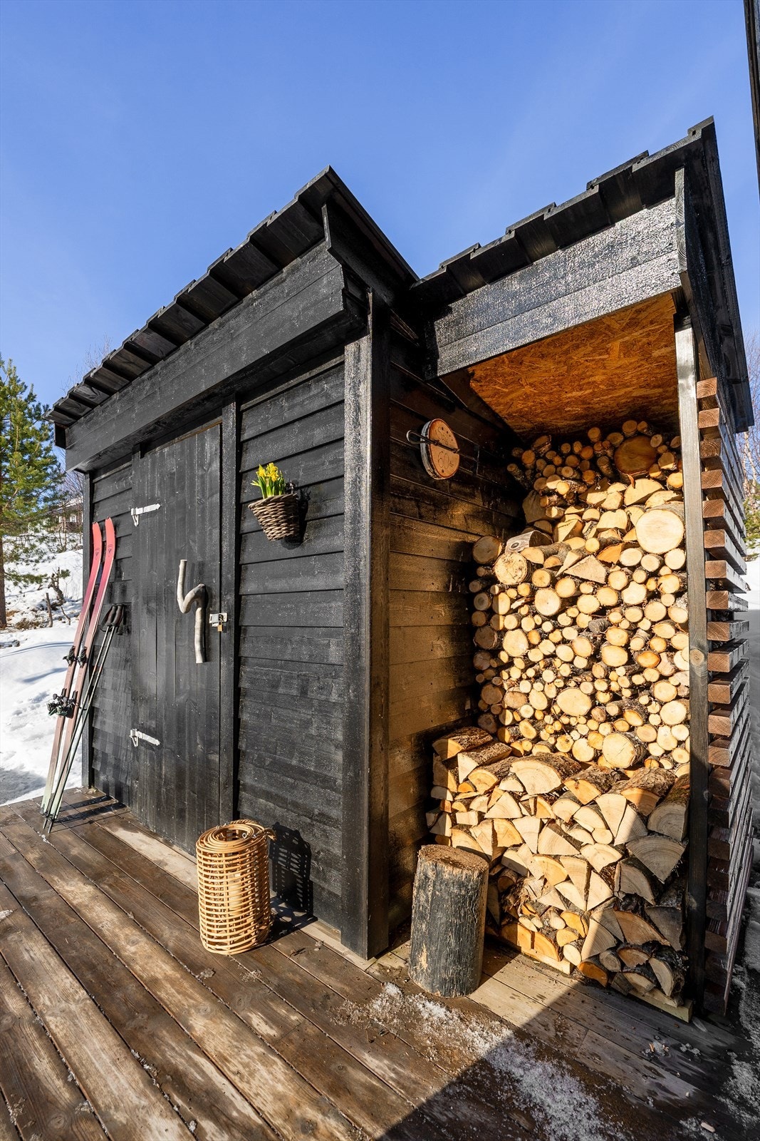 I tilknytning til terrassen er det redskapsbod og vedskjul. Galleribilde