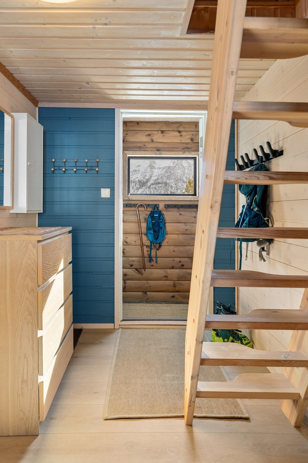 Entré og gang med plass til å henge fra seg yttertøy. Galleribilde