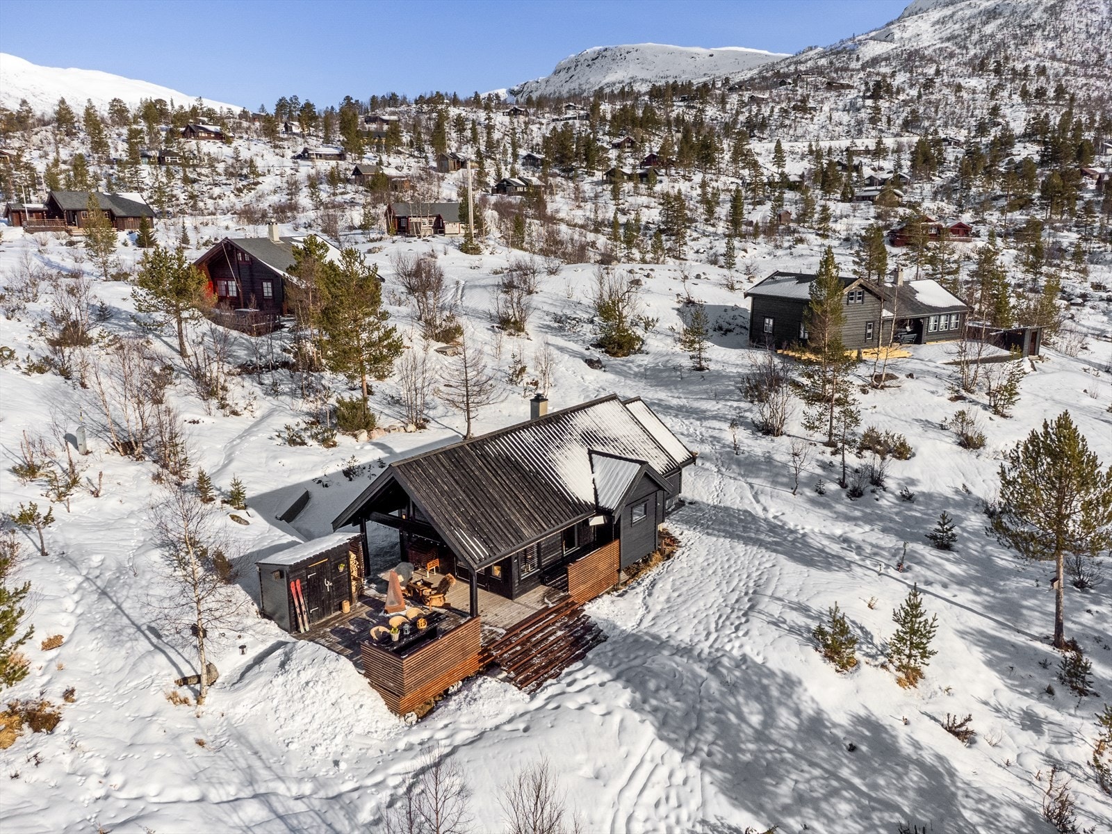 Hytten ligger fint og skjermet i terrenget, bare 200 meter fra vinterbrøytet parkering Galleribilde