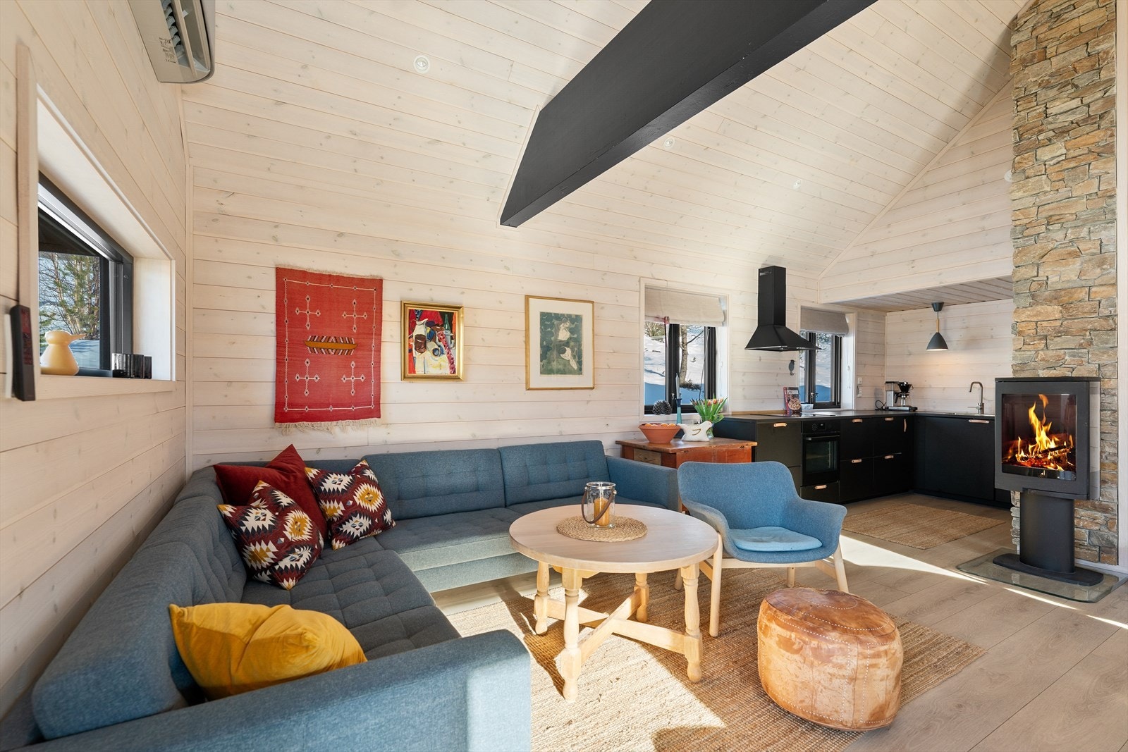 Hytten ble påbygd i 2020 med større stue, nytt bad, nytt kjøkken og et romslig hovedsoverom. Galleribilde