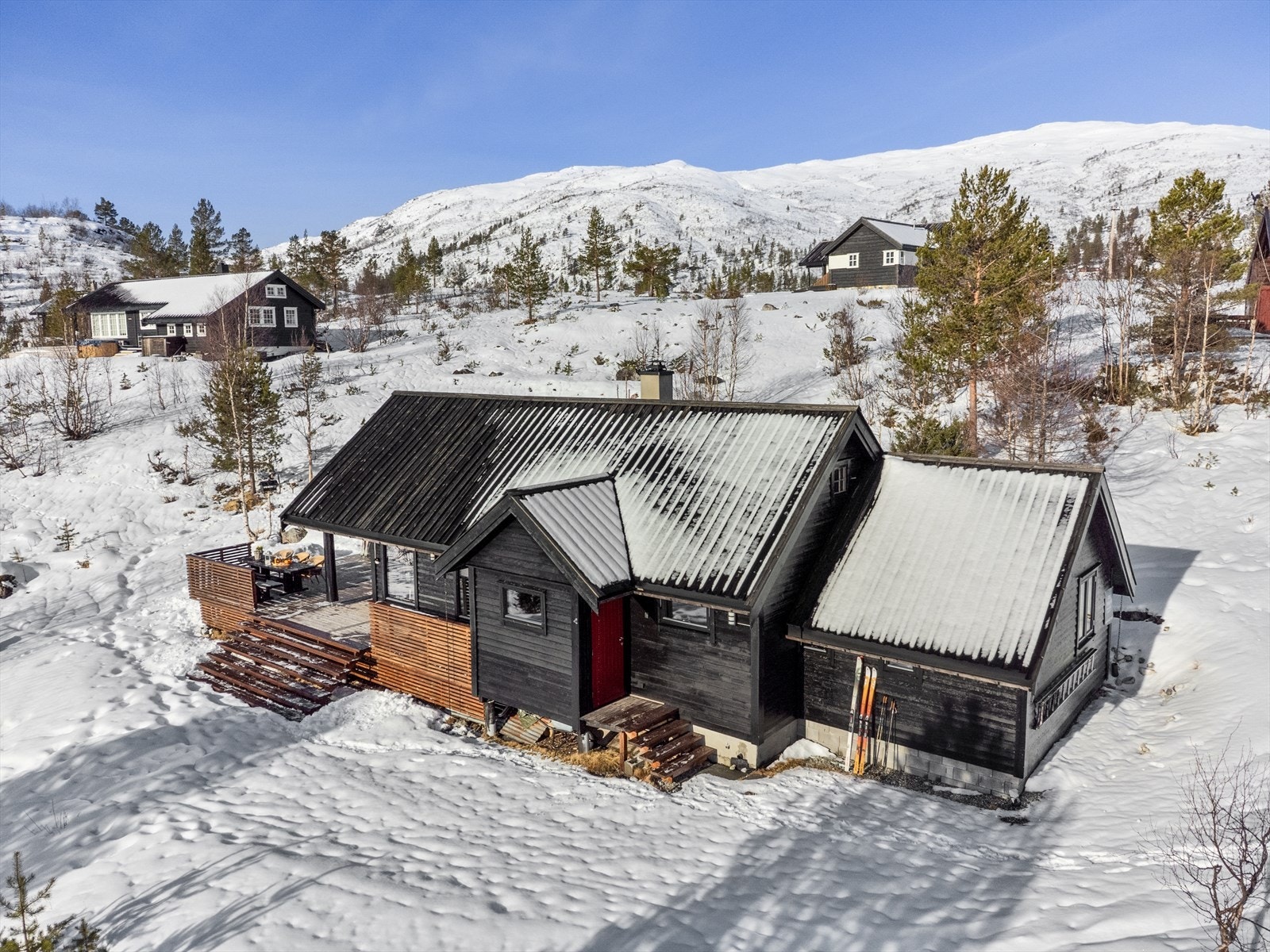 Fra hytten er det også kort vei til den lokale butikken som er selvbetjent på Kårdal. Her er også pensjonat med servering. Galleribilde