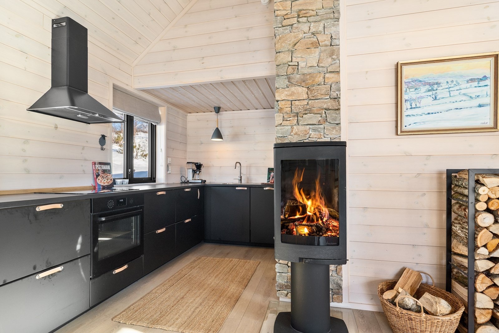 Moderne kjøkken med mye benkeplass og integrerte hvitevarer. Galleribilde