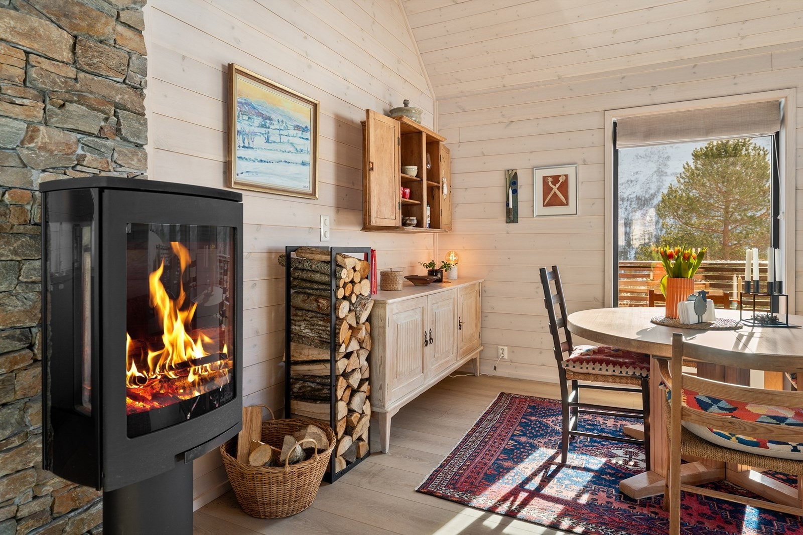 Dekorativ vedovn med flott mur som strekker seg oppover pipen. Galleribilde