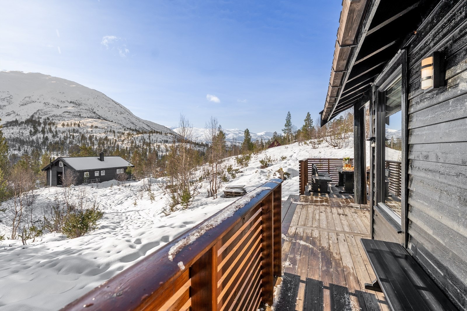 Tomten er ellers opparbeidet med plen og gangvei med skifer. Galleribilde