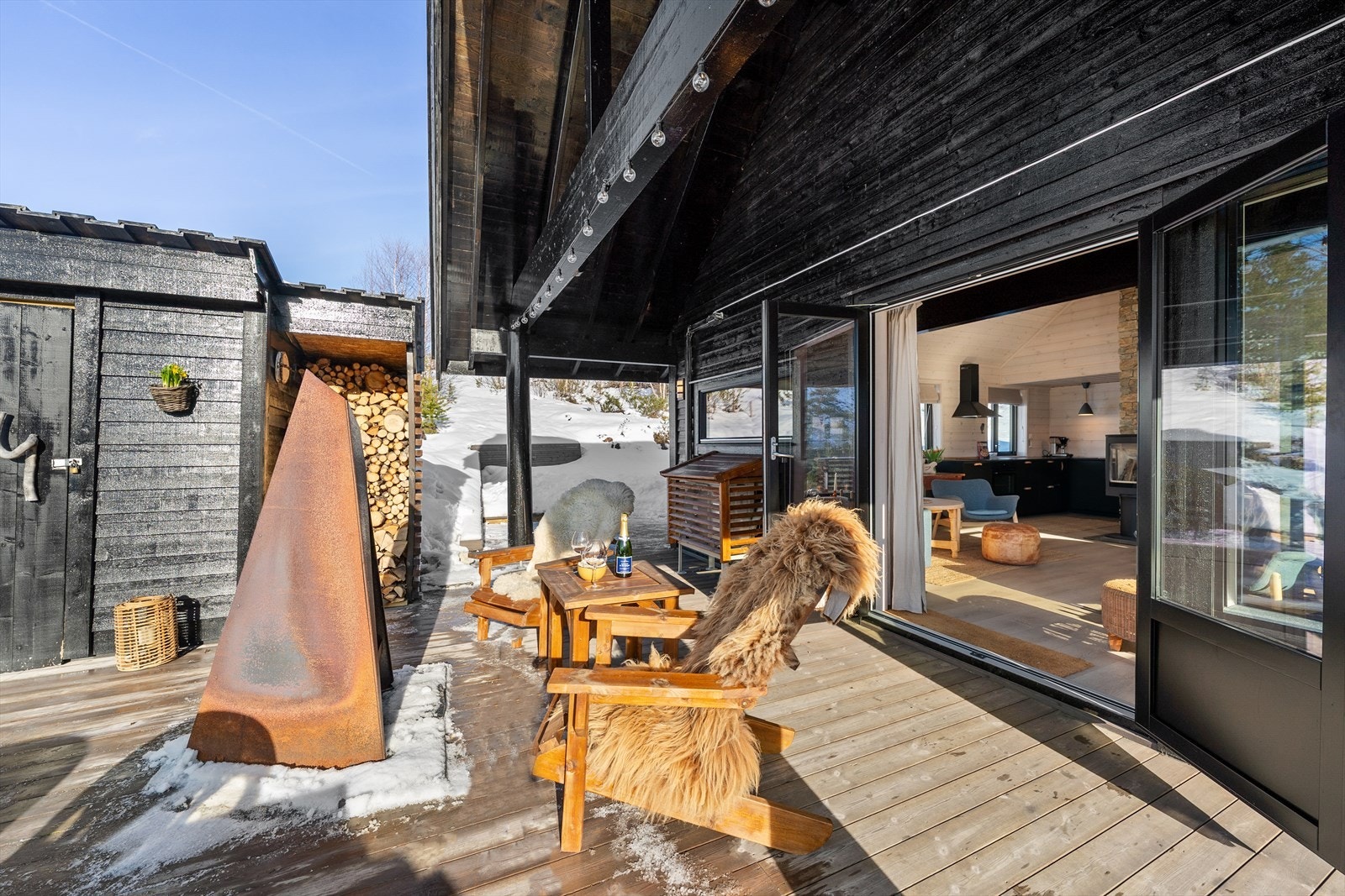 Hytten har flere flotte uteplasser med terrasse hvor man kan følge solen hele dagen. Galleribilde